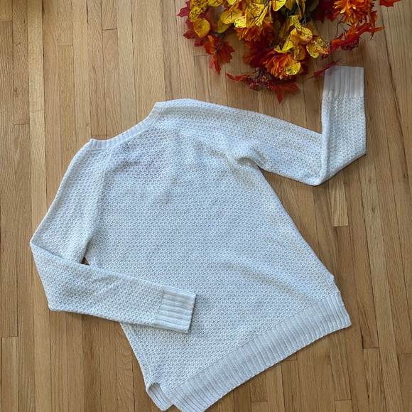 SO Ranglan White Textured V-Neck Lightweight Soft Sparkling Knit Sweater Size M - Picture 10 of 10
